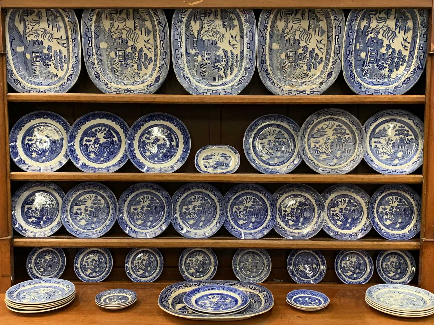 HARLEQUIN BLUE & WHITE WILLOW PATTERN POTTERY DRESSER SET, 46 pieces, to include six 40 x 32cms - Image 3 of 4