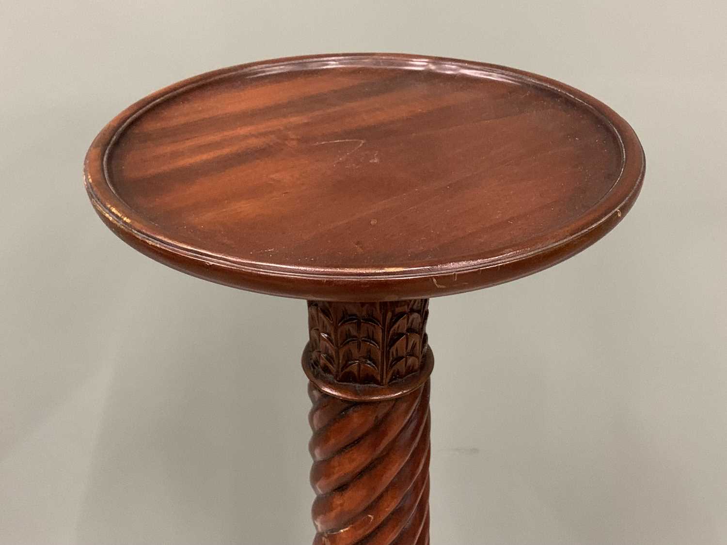 REPRODUCTION MAHOGANY PLANTER/CANDLE STAND, dished circular top, carved spiral twist column, - Image 2 of 5