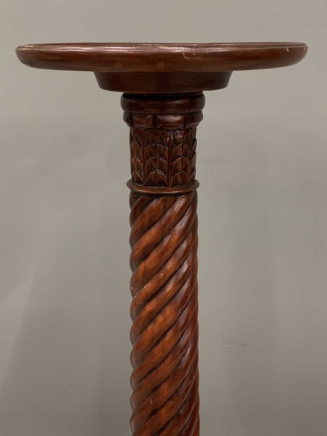 REPRODUCTION MAHOGANY PLANTER/CANDLE STAND, dished circular top, carved spiral twist column, - Image 3 of 5