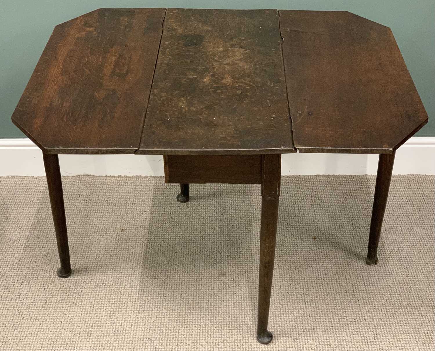 GEORGE III OAK GATELEG TABLE & THREE ELM NEAR-MATCHING FARMHOUSE CHAIRS (2+1), twin flap table, - Image 4 of 4