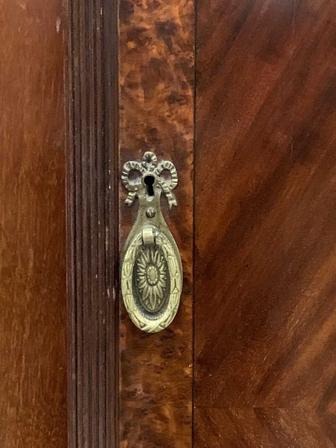 MAHOGANY TRIPLE WARDROBE circa 1900, capped pillar detail to the corners, walnut crossbanded quarter - Image 4 of 8