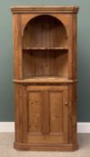 STRIPPED PINE STANDING CORNER CUPBOARD 20th Century, with barrel-back, of one piece, arched front