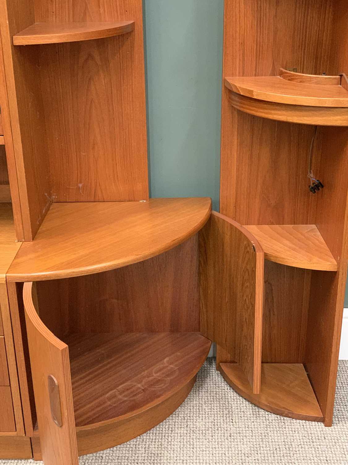 MID-CENTURY G PLAN MODULAR LOUNGE SYSTEM comprising concave shelf unit, single lower cupboard - Image 4 of 4