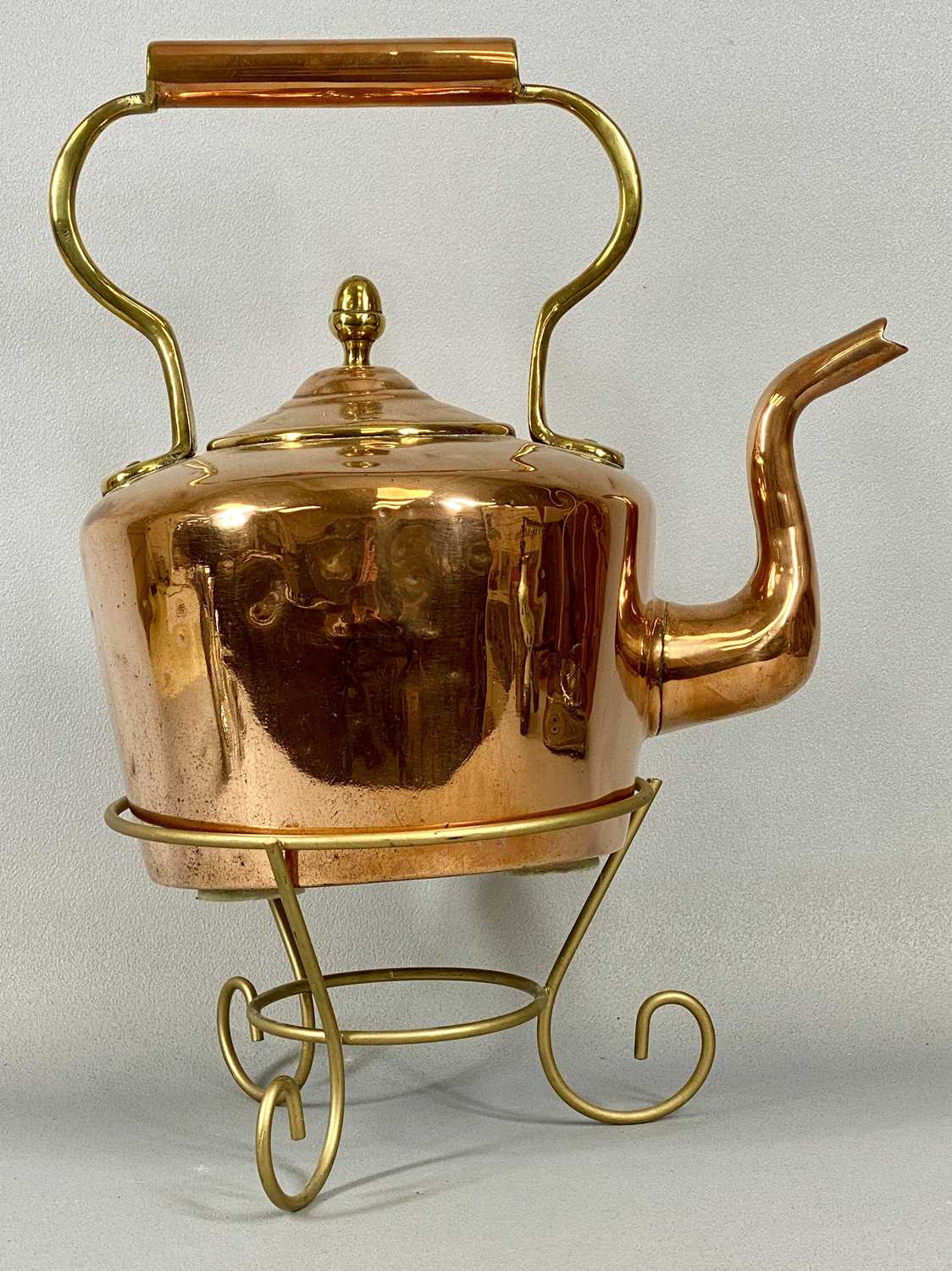 MIXED VINTAGE & LATER METALWARE, to include a copper and brass samovar, 40cms (overall h), copper - Image 3 of 5