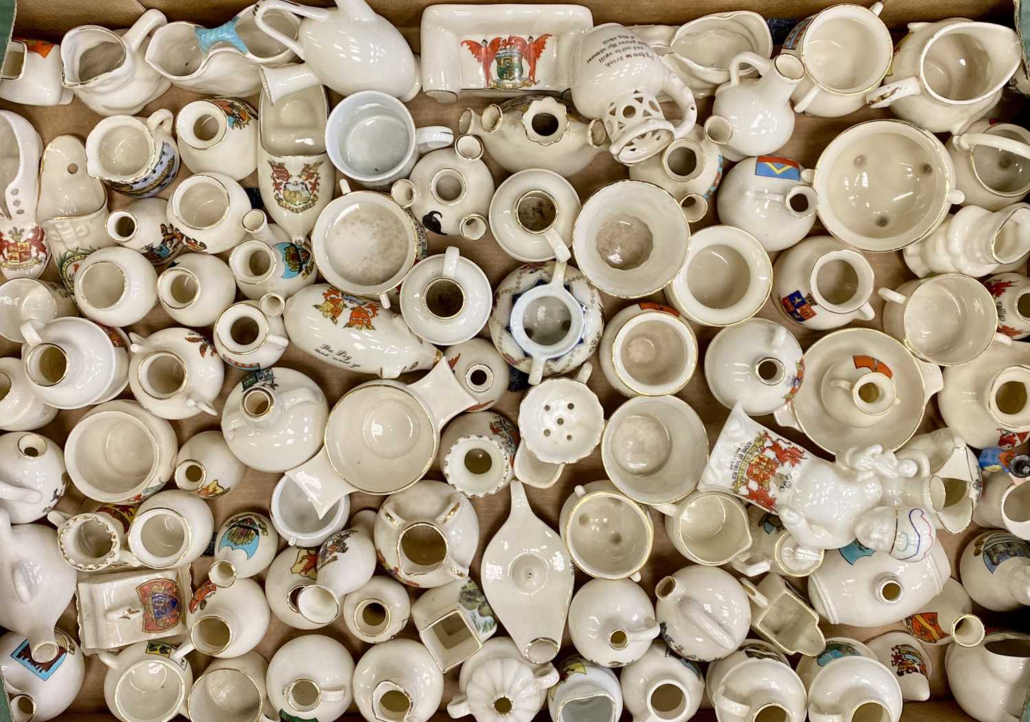 LARGE COLLECTION OF ASSORTED CRESTED CHINA including Goss, Arcadian, etc, approx. 450 pieces - Image 5 of 6