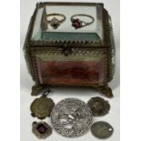 9CT GOLD, SILVER & OTHER JEWELLERY stored within a Victorian bevelled edge glass casket, to
