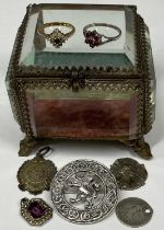 9CT GOLD, SILVER & OTHER JEWELLERY stored within a Victorian bevelled edge glass casket, to