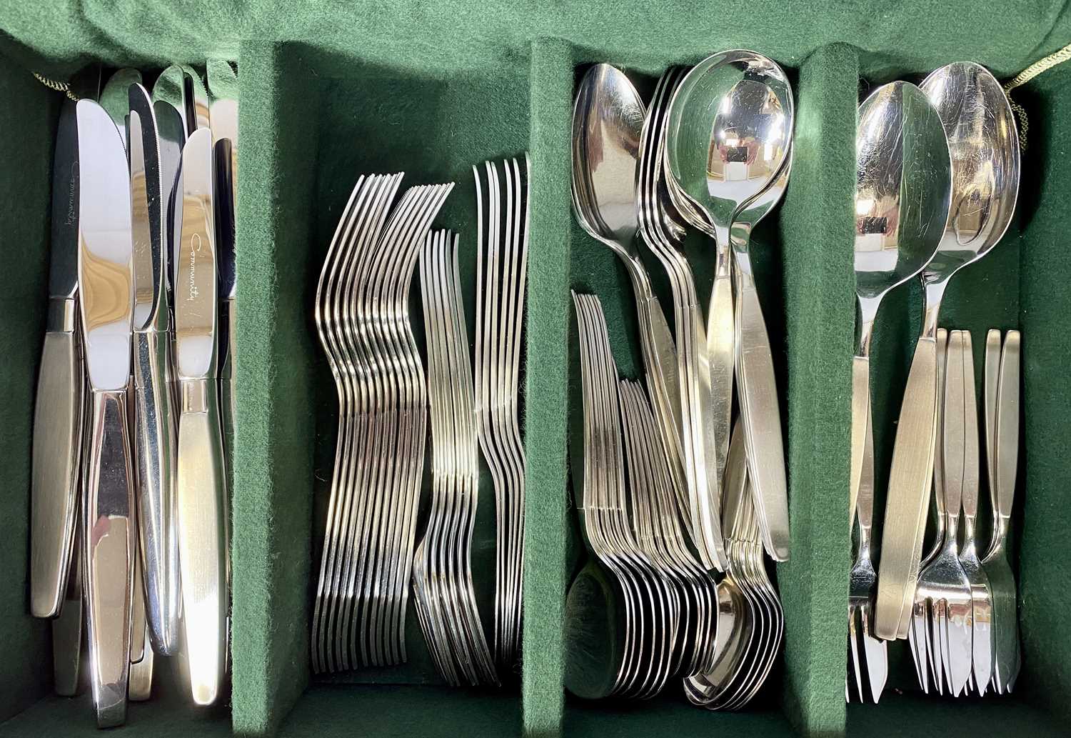 MIXED COLLECTION OF CUTLERY to include a set of 6 rat-tail silver teaspoons Sheffield 1923 Henry - Image 6 of 7