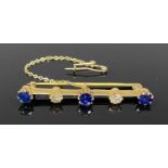 15CT GOLD DIAMOND & BLUE SAPPHIRE BAR BROOCH, two 0.20ct diamonds and three blue sapphires with