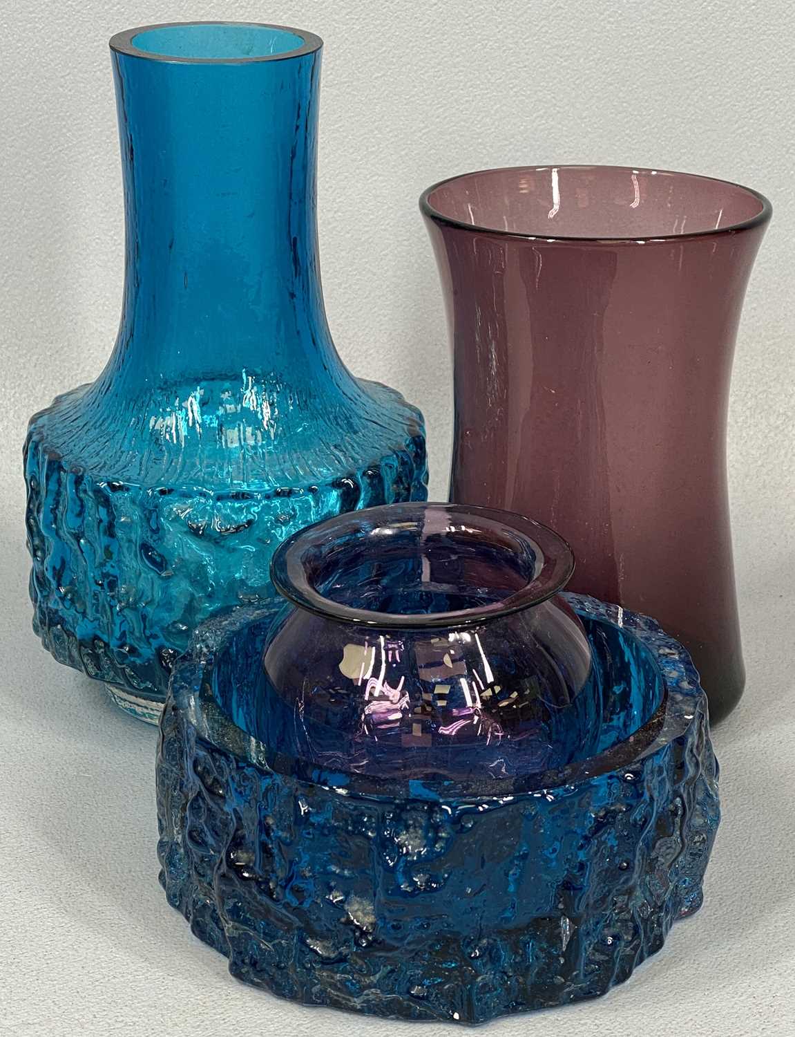 WHITEFRIARS & OTHER GLASSWARE, including turquoise textured vase, 18cms (h) shallow bowl, 13cms ( - Image 4 of 5