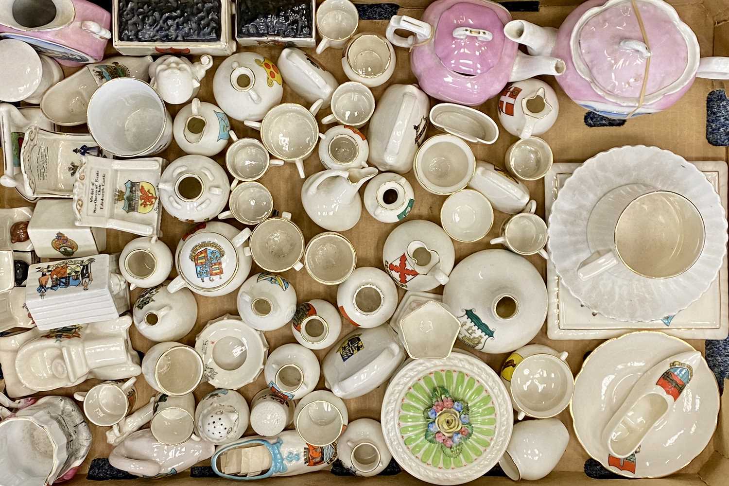 LARGE COLLECTION OF ASSORTED CRESTED CHINA, including Goss, approx. 220 pieces contained within - Image 4 of 4