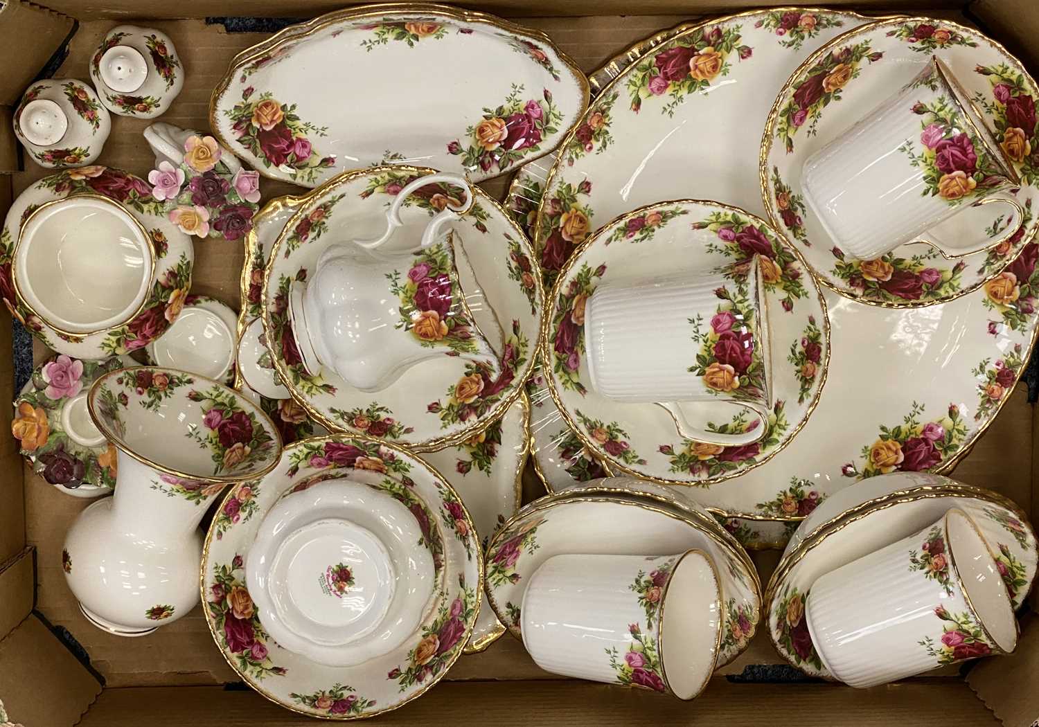 ROYAL ALBERT OLD COUNTRY ROSES DINNER & TEA SERVICE, extensive, for twelve persons, approx. 138 - Image 5 of 5