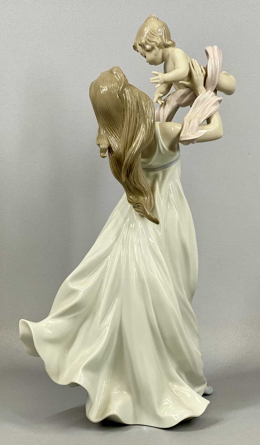 LLADRO MODEL 6858 "MY LITTLE SWEETIE", large figure of mother and child, 46cms (h) Provenance: - Image 5 of 5