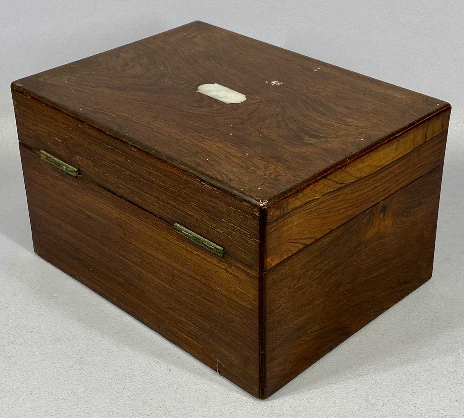 VICTORIAN ROSEWOOD TRINKET BOX, the hinged cover with mother of pearl inlaid cartouche, interior - Image 5 of 5