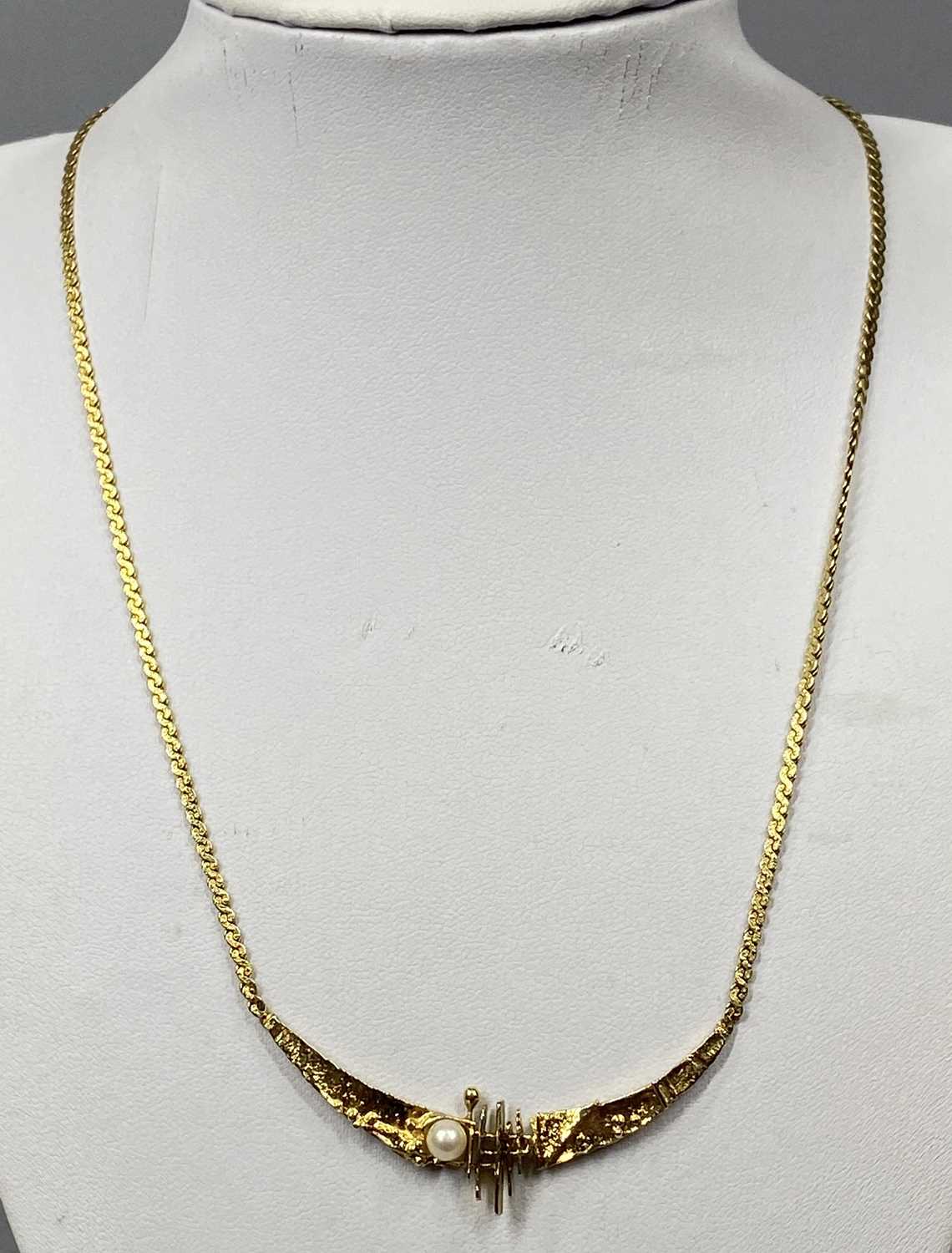 9CT GOLD STYLISED FORM SEED PEARL SET NECKLACE, serpentine links, 44cms (overall l, open), 21cms ( - Image 2 of 3
