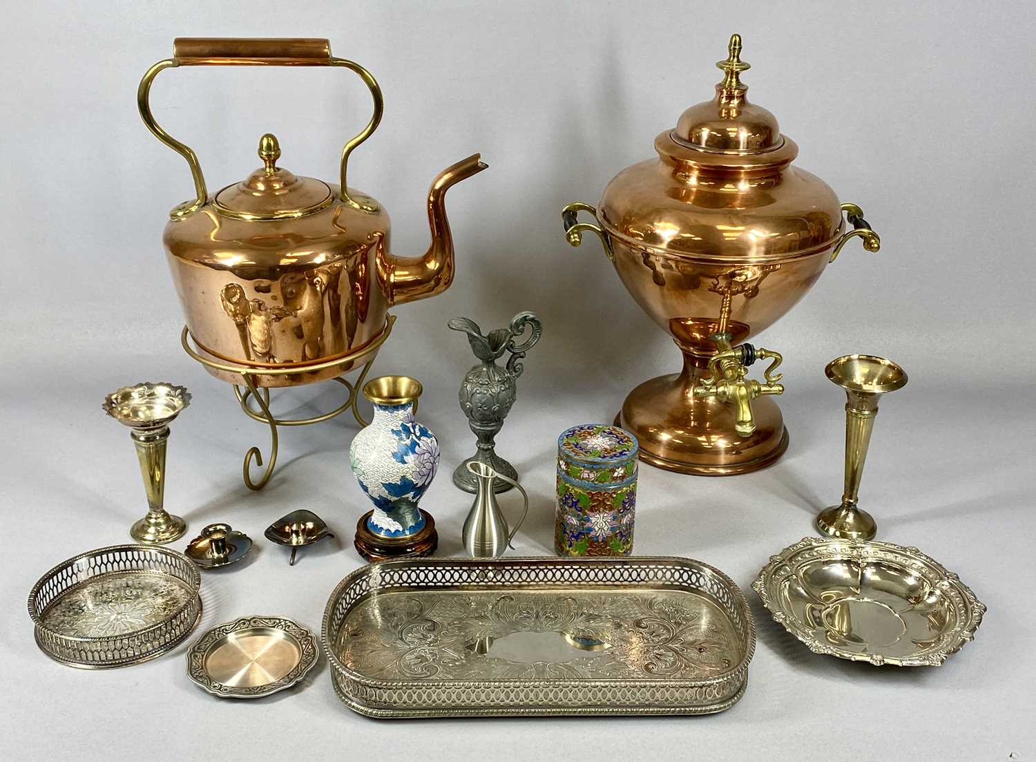 MIXED VINTAGE & LATER METALWARE, to include a copper and brass samovar, 40cms (overall h), copper