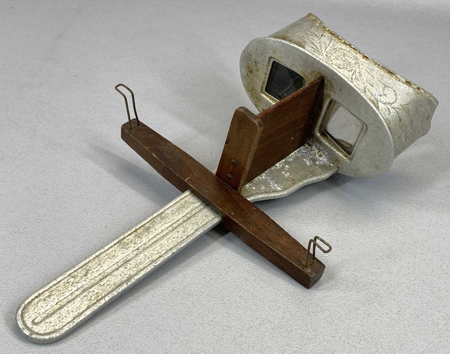 H C WHITE & CO., 'THE PERFECSCOPE' STEREOSCOPIC VIEWER with folding handle, 31cms (l), with 27 - Image 4 of 7