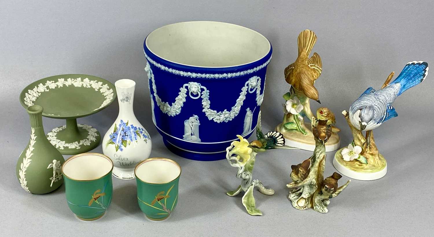 WEDGWOOD JASPERWARE & CABINET PORCELAIN comprising a Wedgwood blue Jasperware jardiniere, 18.5 (h) x