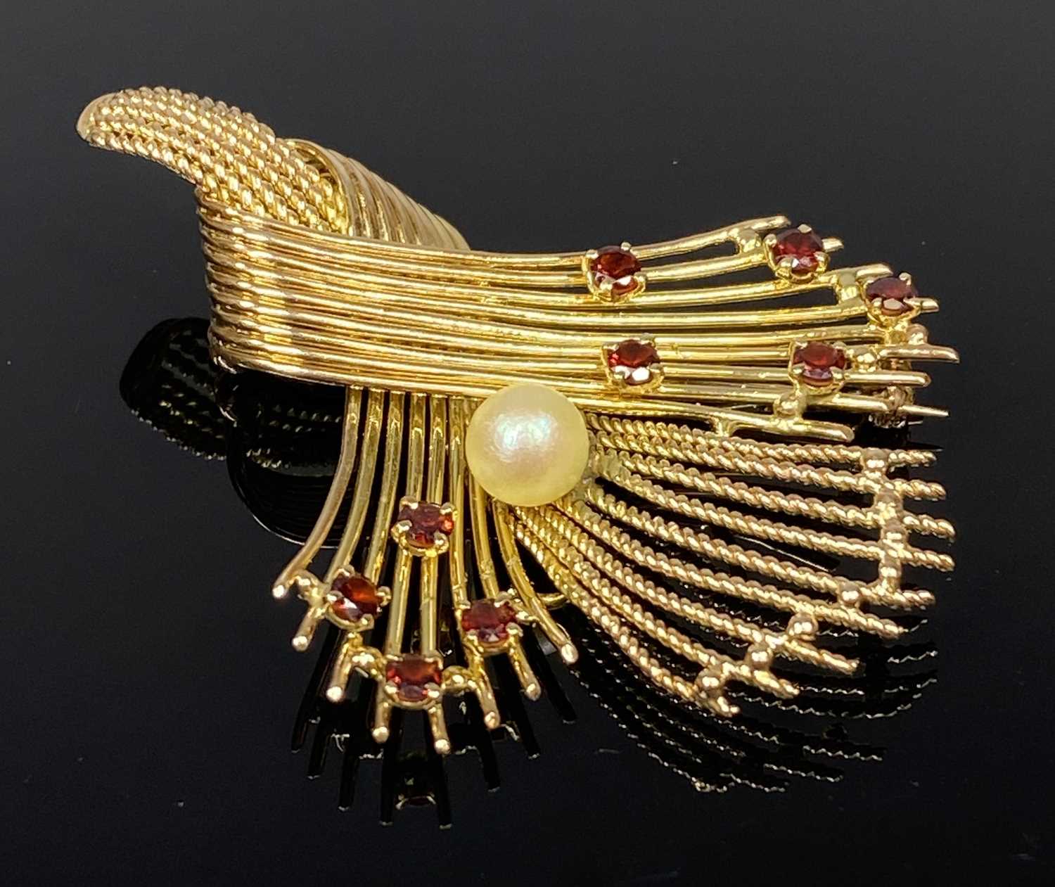 TWO 9CT GOLD GARNET SET BROOCHES, the first with a central pearl, brooch fashioned as a twisted knot - Image 3 of 4