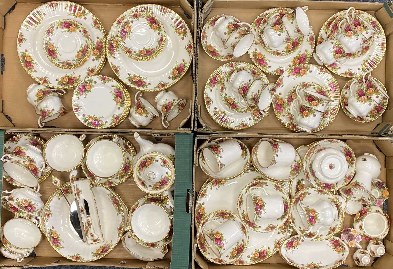 ROYAL ALBERT OLD COUNTRY ROSES DINNER & TEA SERVICE, extensive, for twelve persons, approx. 138