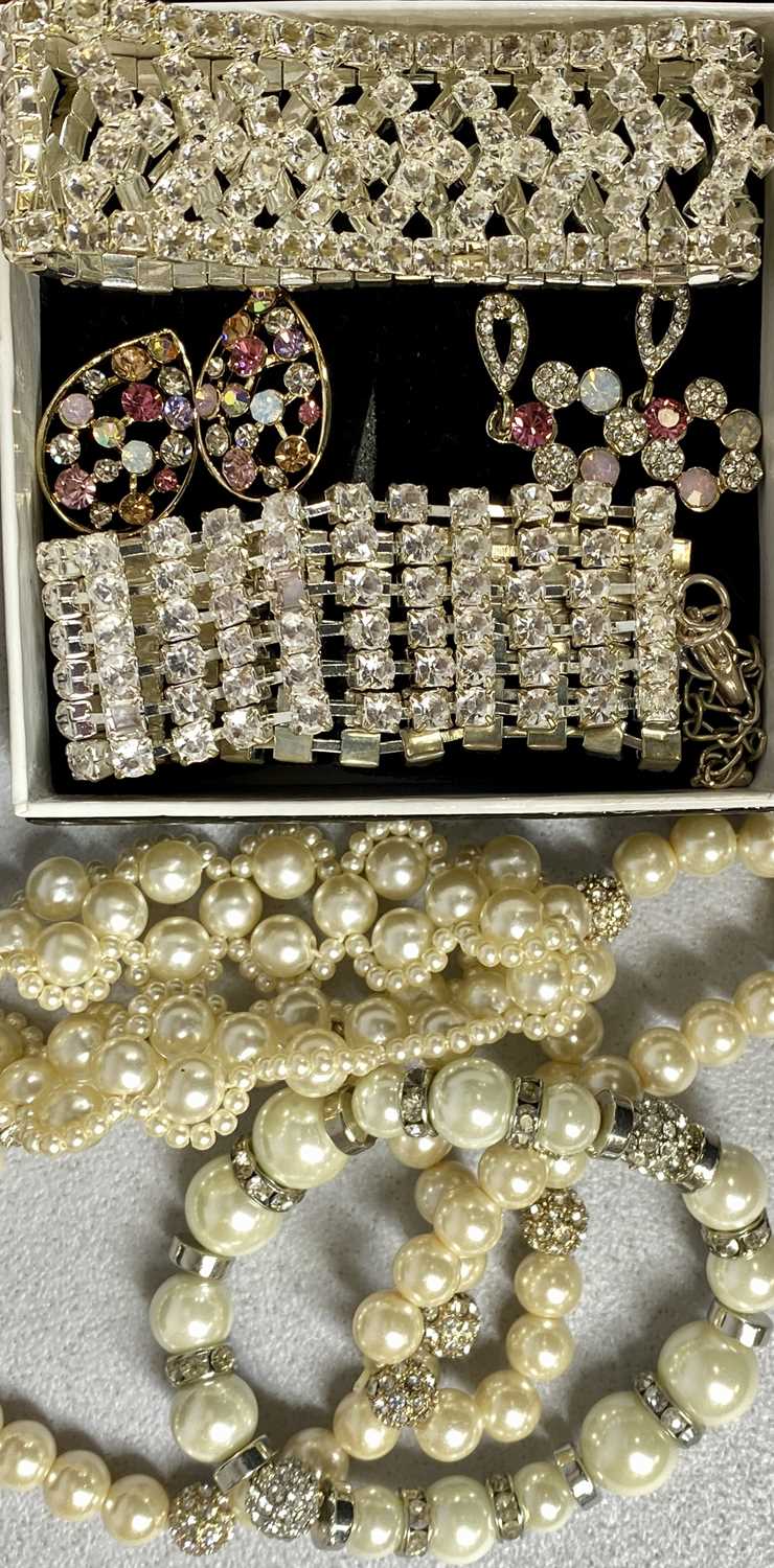 GOOD QUALITY COSTUME JEWELLERY to include approximately 50 pairs of earrings, numerous simulated - Image 2 of 7