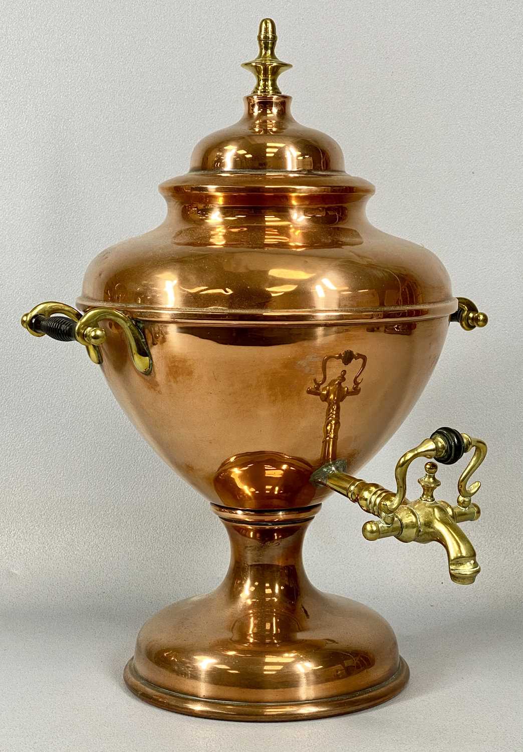 MIXED VINTAGE & LATER METALWARE, to include a copper and brass samovar, 40cms (overall h), copper - Image 2 of 5