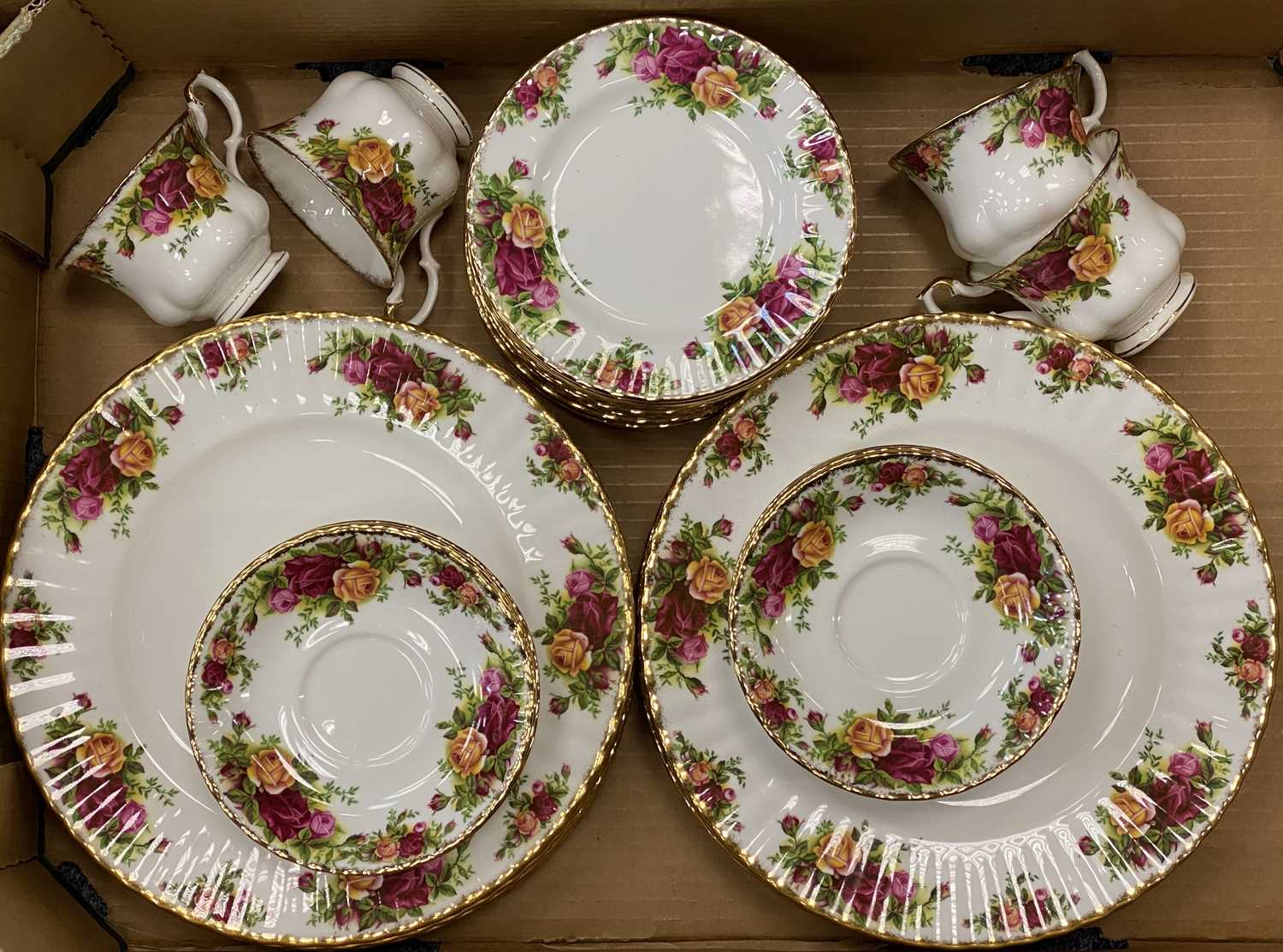 ROYAL ALBERT OLD COUNTRY ROSES DINNER & TEA SERVICE, extensive, for twelve persons, approx. 138 - Image 4 of 5