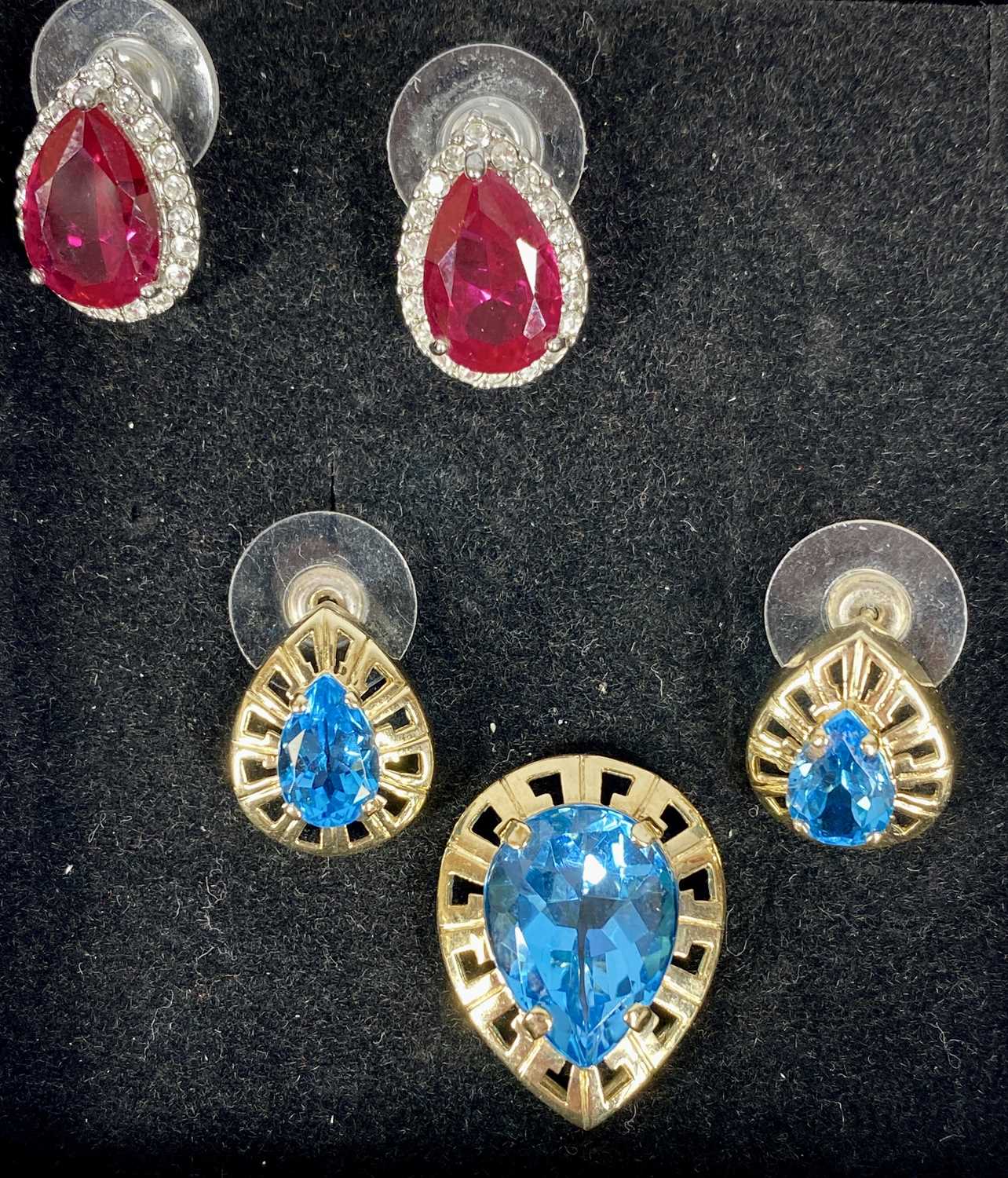 10CT GOLD, SILVER & QUALITY COSTUME JEWELLERY comprising Mexican 10ct gold pendant and matching pair - Image 3 of 9