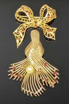 TWO 9CT GOLD GARNET SET BROOCHES, the first with a central pearl, brooch fashioned as a twisted knot