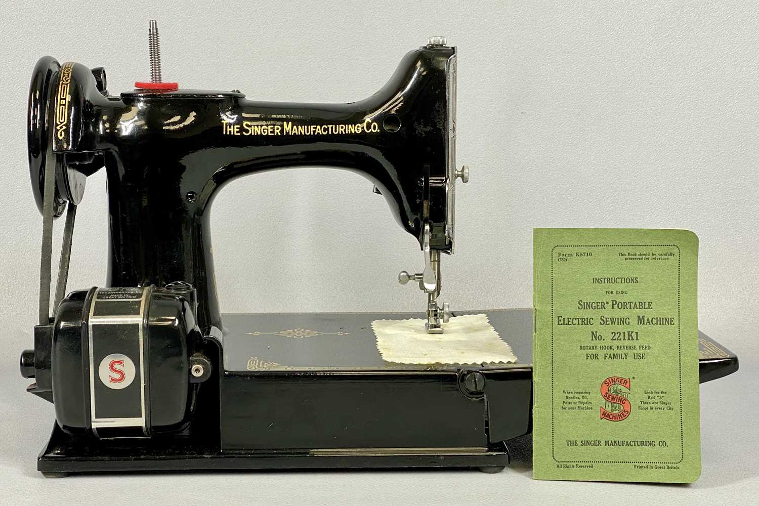 221K SINGER PORTABLE ELECTRIC SEWING MACHINE, original foot pedal, original case, instruction - Image 4 of 9