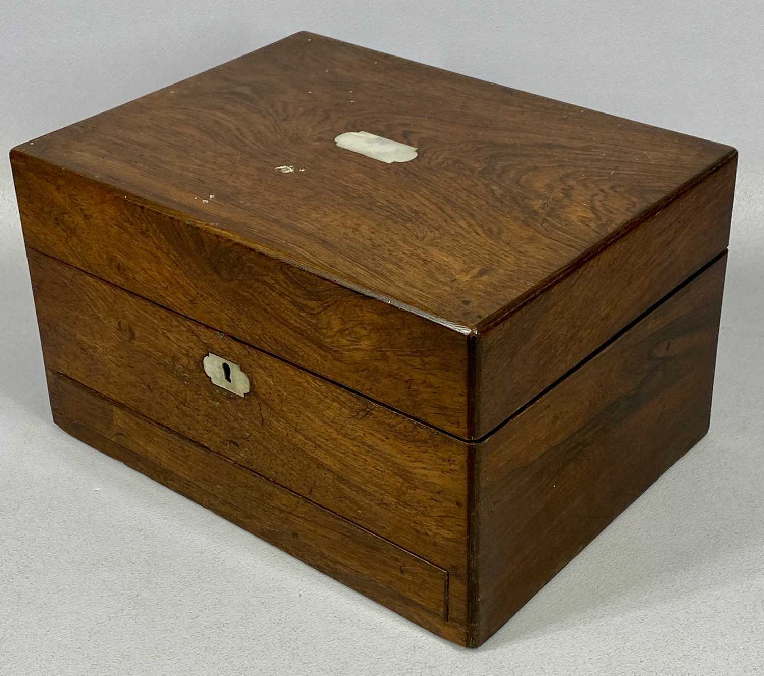 VICTORIAN ROSEWOOD TRINKET BOX, the hinged cover with mother of pearl inlaid cartouche, interior - Image 4 of 5