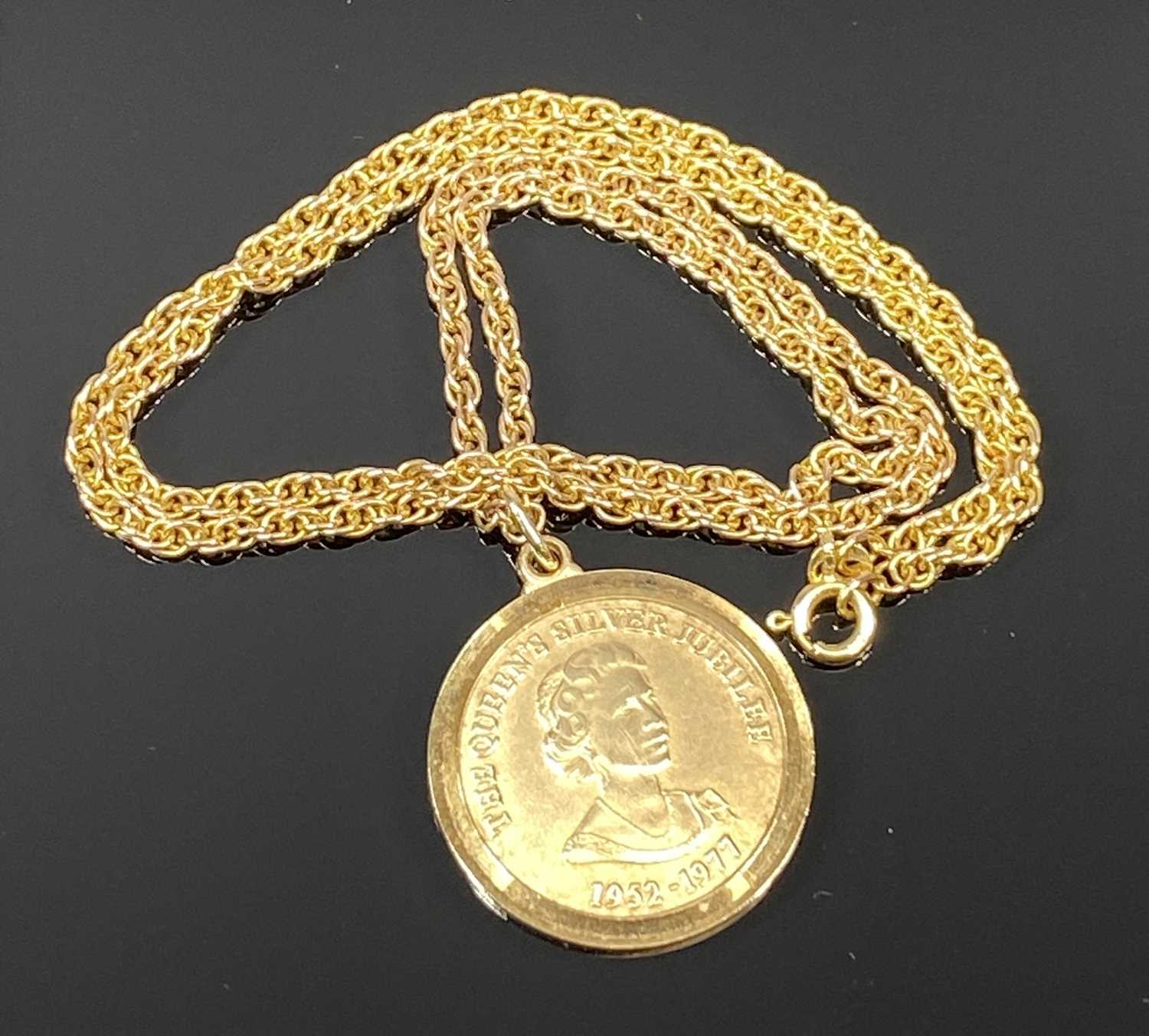 9CT GOLD THE QUEENS SILVER JUBILEE 1952-1977 PENDANT NECKLACE, Continental triple trace links, - Image 3 of 3