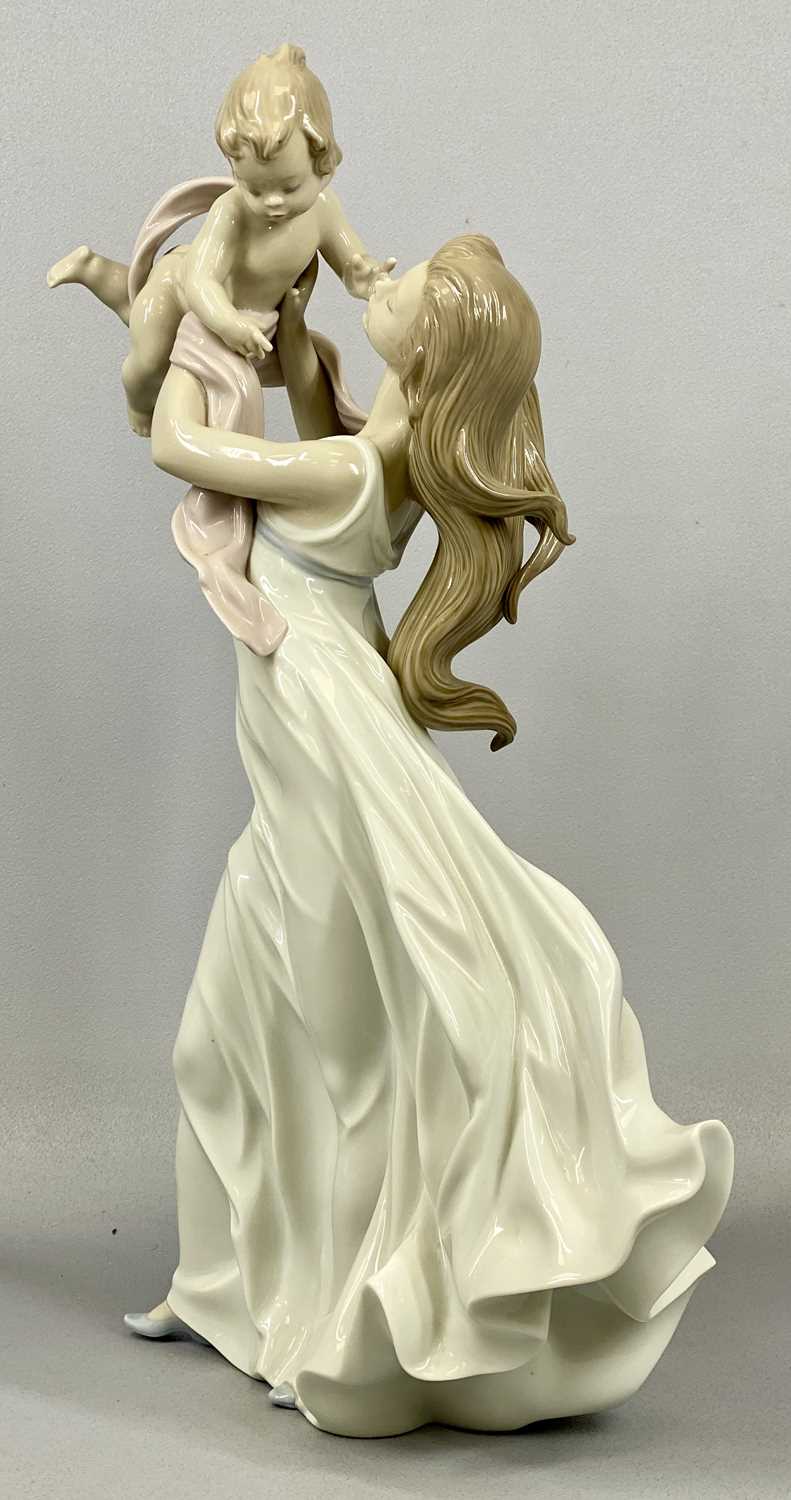 LLADRO MODEL 6858 "MY LITTLE SWEETIE", large figure of mother and child, 46cms (h) Provenance: - Image 3 of 5