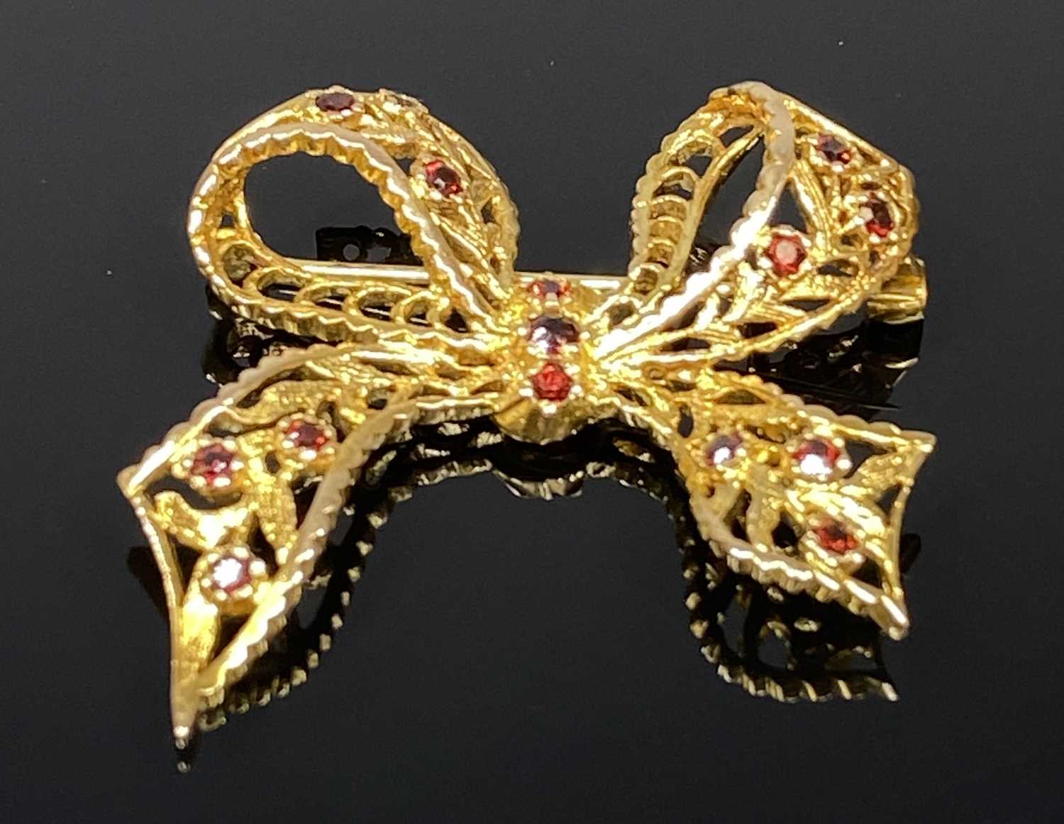 TWO 9CT GOLD GARNET SET BROOCHES, the first with a central pearl, brooch fashioned as a twisted knot - Image 2 of 4