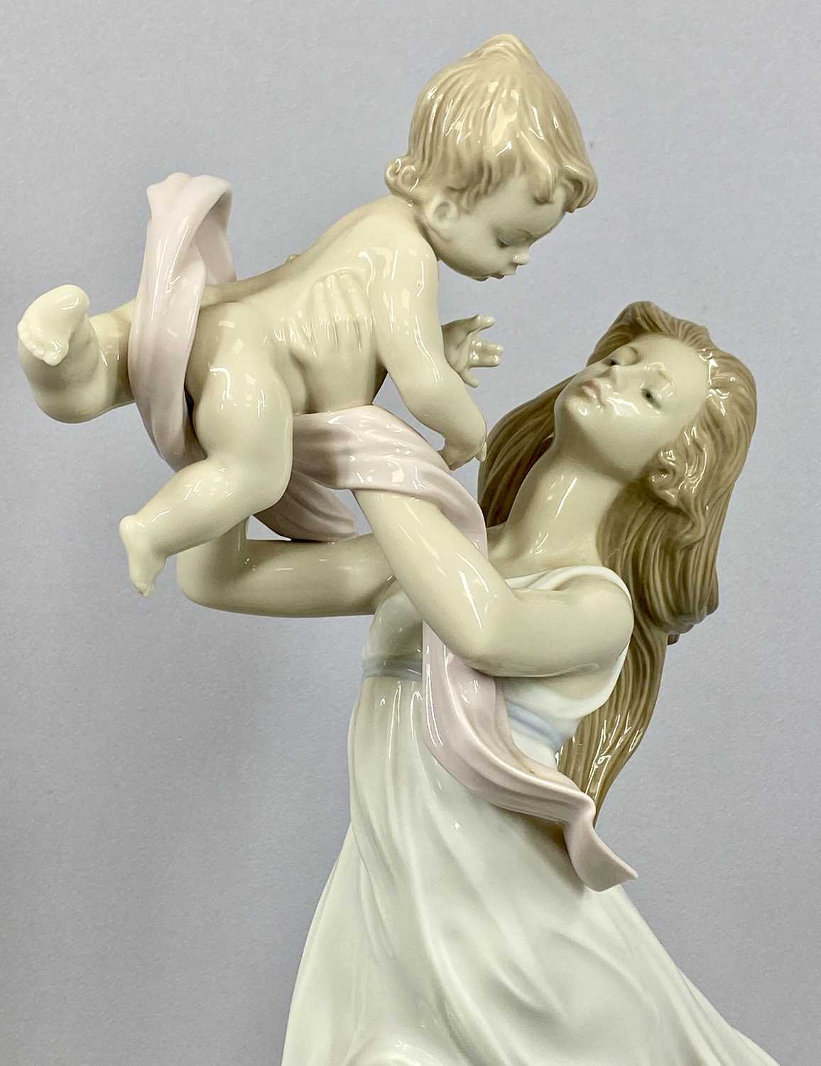 LLADRO MODEL 6858 "MY LITTLE SWEETIE", large figure of mother and child, 46cms (h) Provenance: - Image 4 of 5