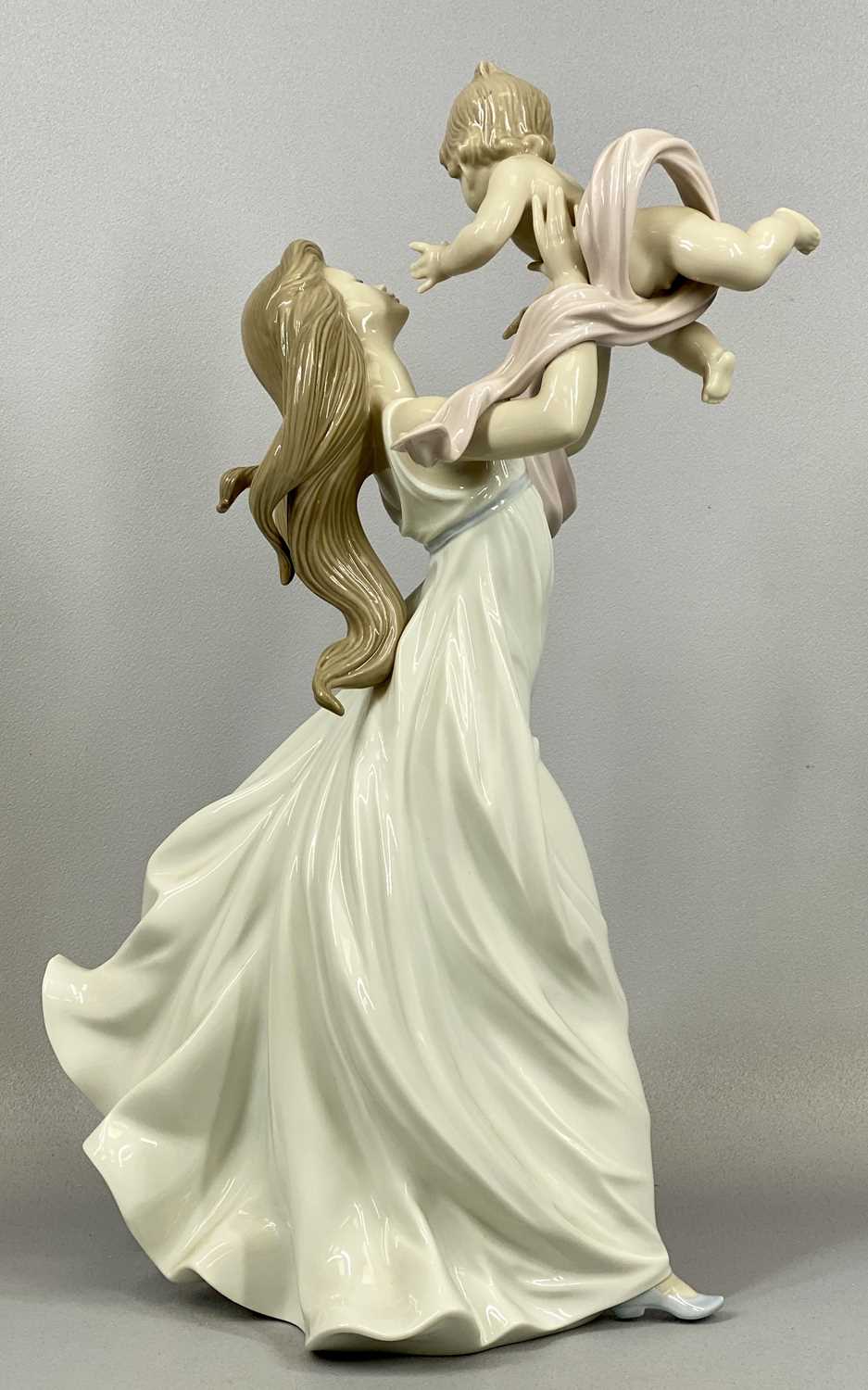 LLADRO MODEL 6858 "MY LITTLE SWEETIE", large figure of mother and child, 46cms (h) Provenance: - Image 2 of 5