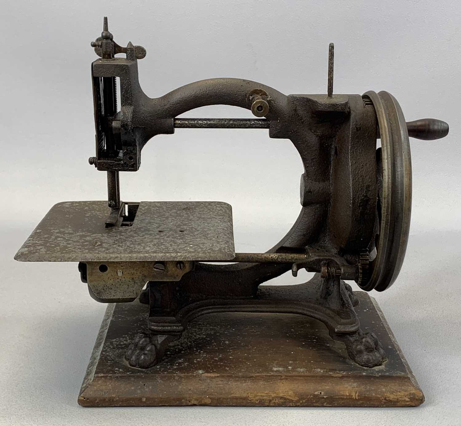 VICTORIAN SHAKESPEAR SEWING MACHINE, made by the Royal Sewing Machine Company, Birmingham, cast iron - Image 2 of 4