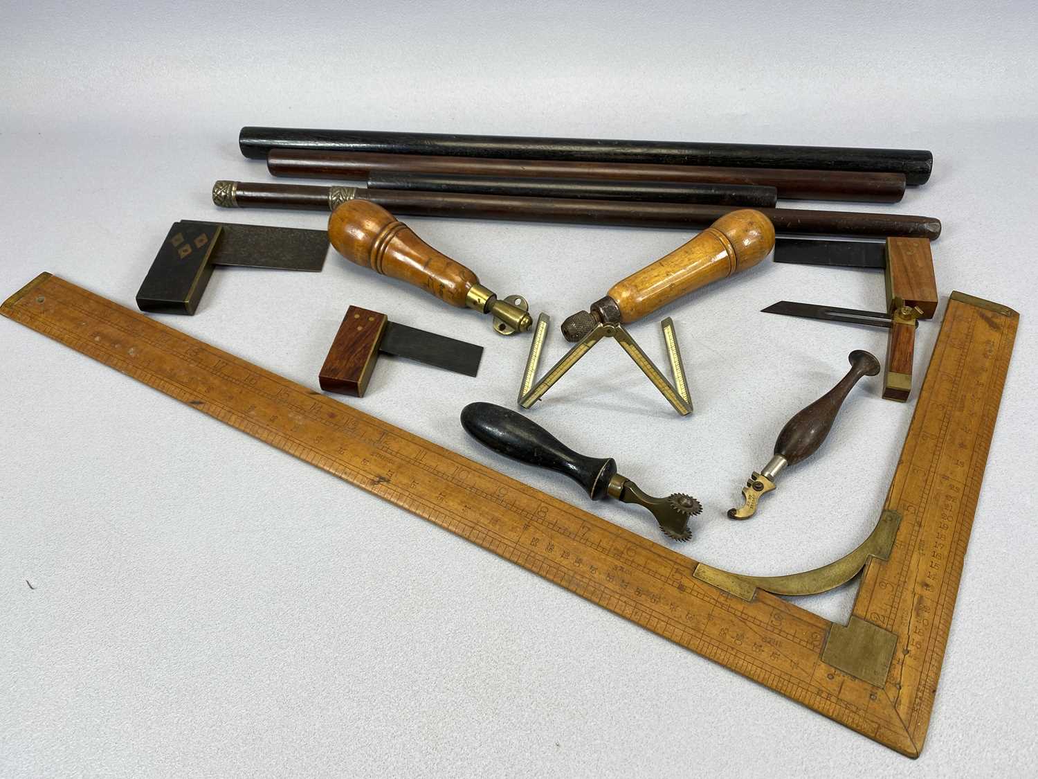 VARIOUS VINTAGE TOOLS comprising boxwood and brass tailor's square, 61 x 30.5cms, carpenter's - Image 2 of 2