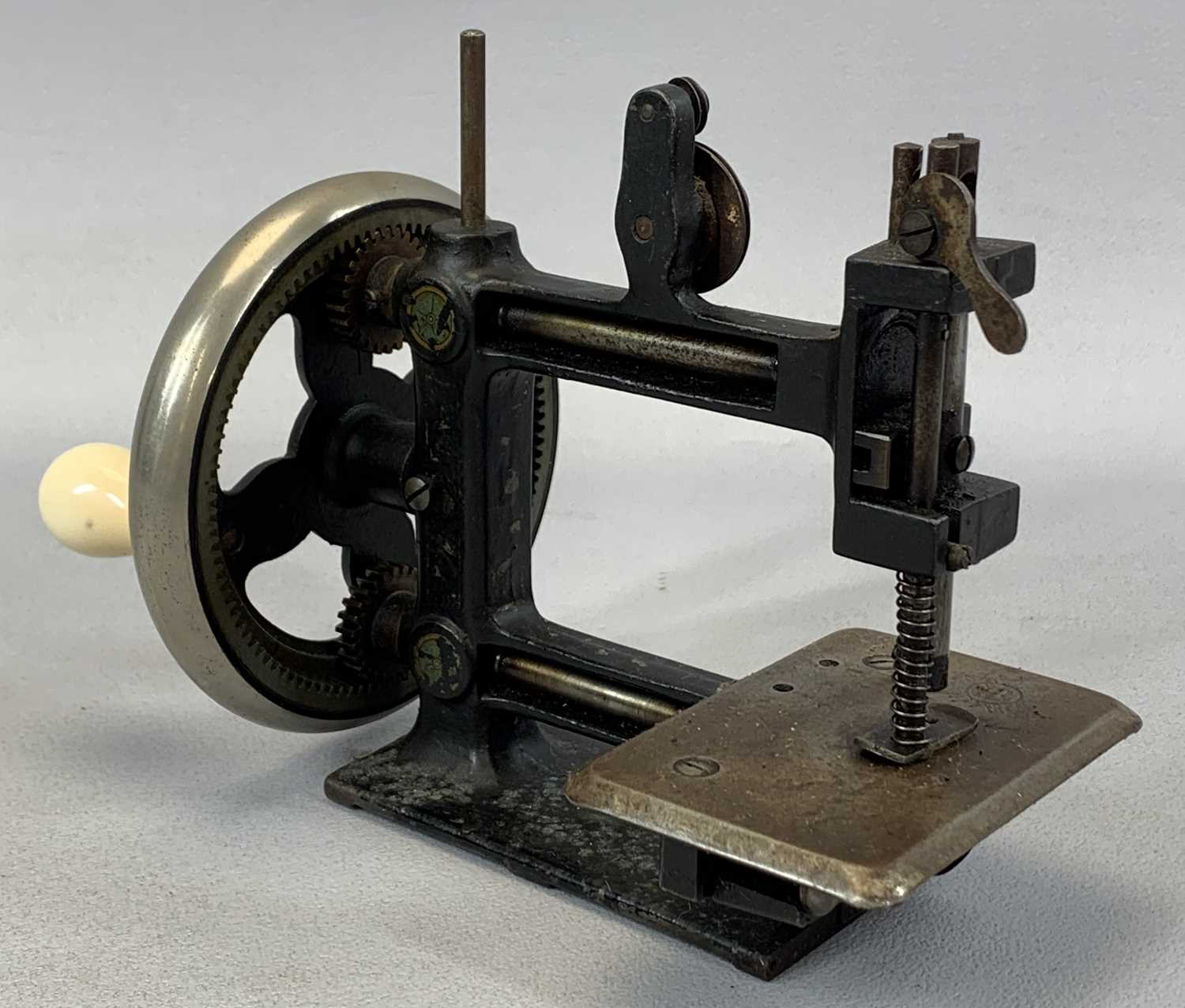 VICTORIAN CHILDS CAST IRON HAND SEWING MACHINE, crank with ceramic handle, 17cms (h) Provenance: - Image 2 of 4