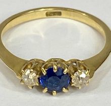 18CT GOLD DIAMOND & BLUE SAPPHIRE DRESS RING, claw mounted facet cut stones, the central sapphire