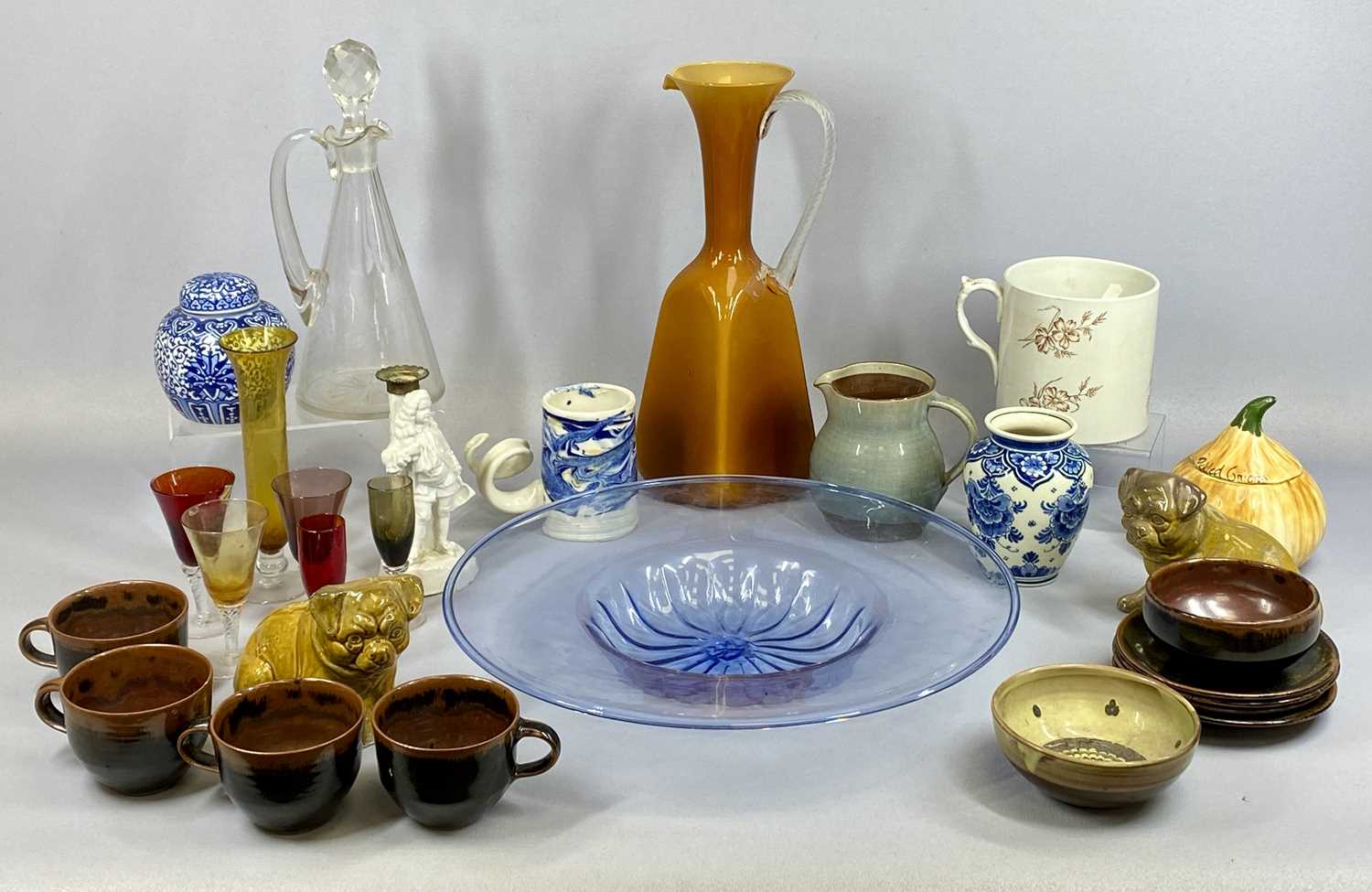 GROUP OF MIXED CERAMICS, including a contemporary Chinese ginger jar and cover, polychrome floral - Image 3 of 6