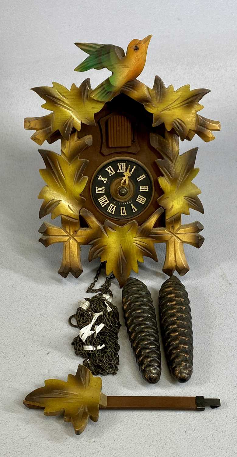 TWO VINTAGE & MODERN CLOCKS & A MINIATURE OAK POT BOARD DRESSER, clocks comprising an oak cased - Image 2 of 5
