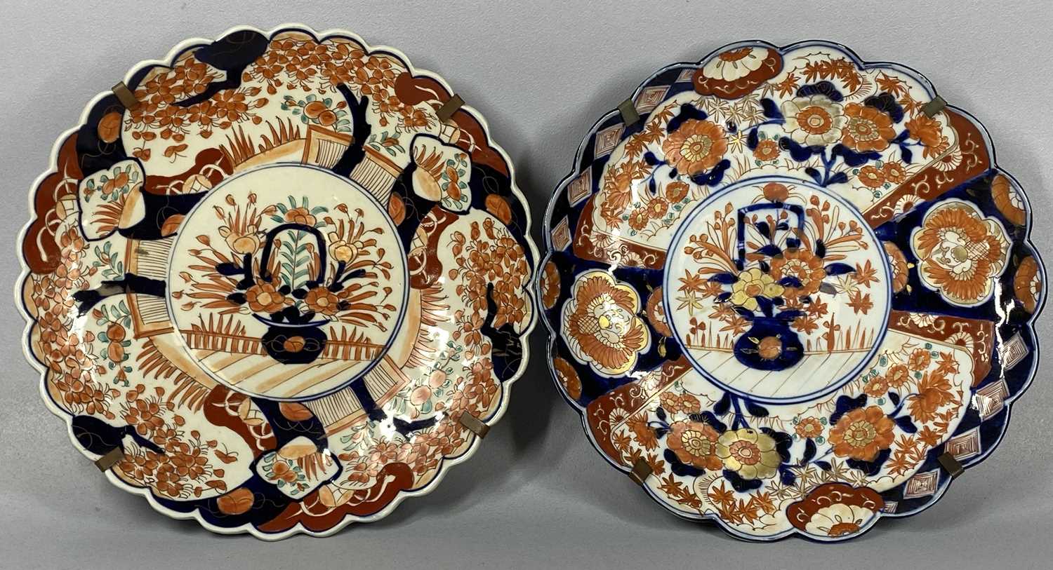 GROUP OF JAPANESE IMARI comprising circular chargers, late 19th/early 20th century, a pair with - Image 2 of 4
