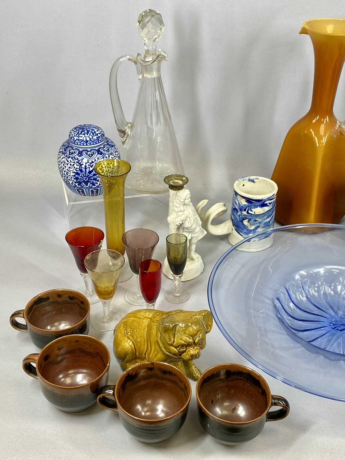 GROUP OF MIXED CERAMICS, including a contemporary Chinese ginger jar and cover, polychrome floral - Image 5 of 6