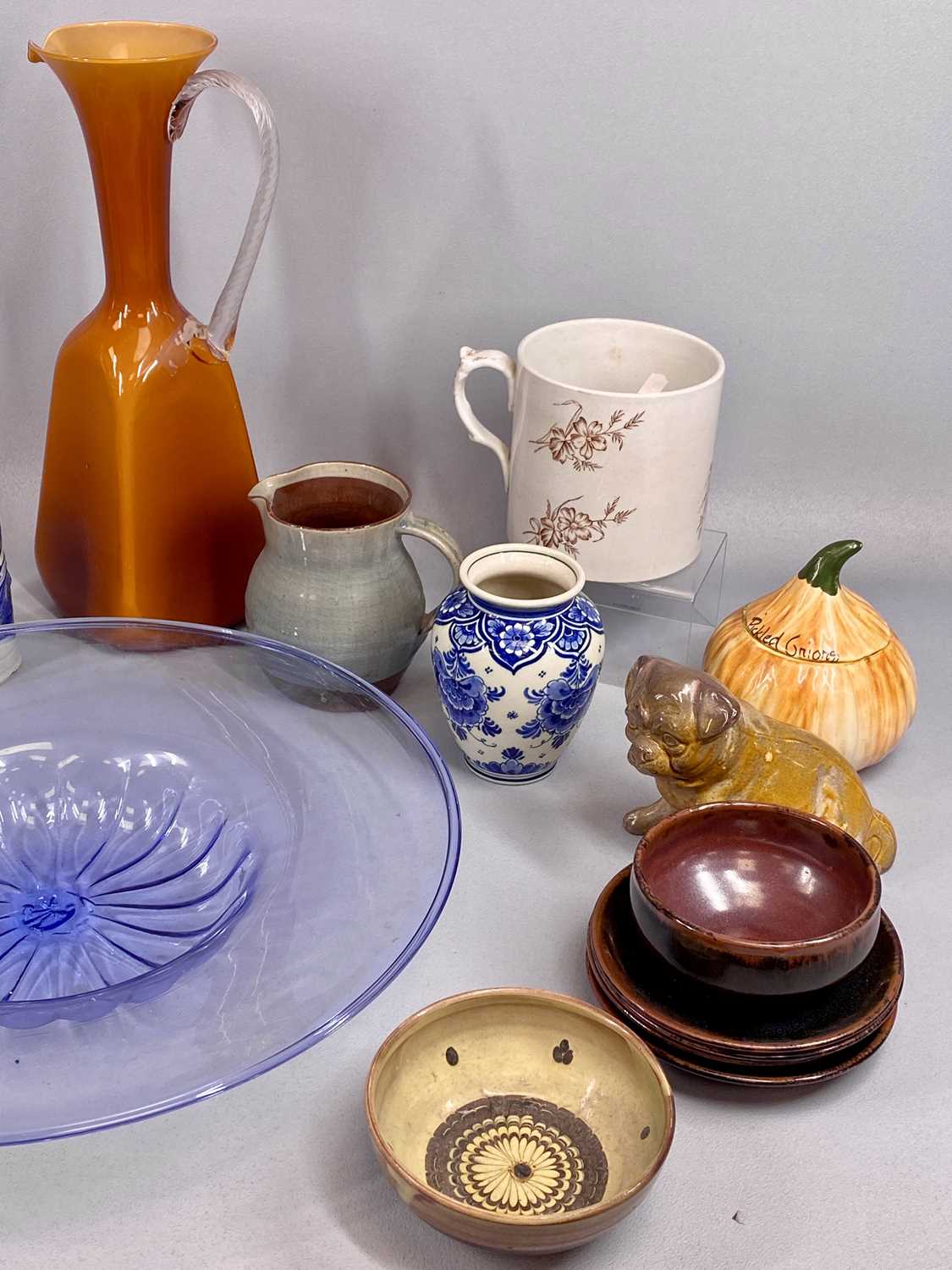 GROUP OF MIXED CERAMICS, including a contemporary Chinese ginger jar and cover, polychrome floral - Image 4 of 6