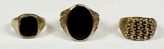 THREE LADIES & GENTS 9CT GOLD RINGS, comprising ladies black stone mounted signet ring, size O,