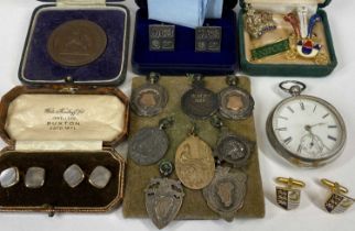 GENTLEMEN'S JEWELLERY & COLLECTABLES GROUP, comprising seven hallmarked silver and one other