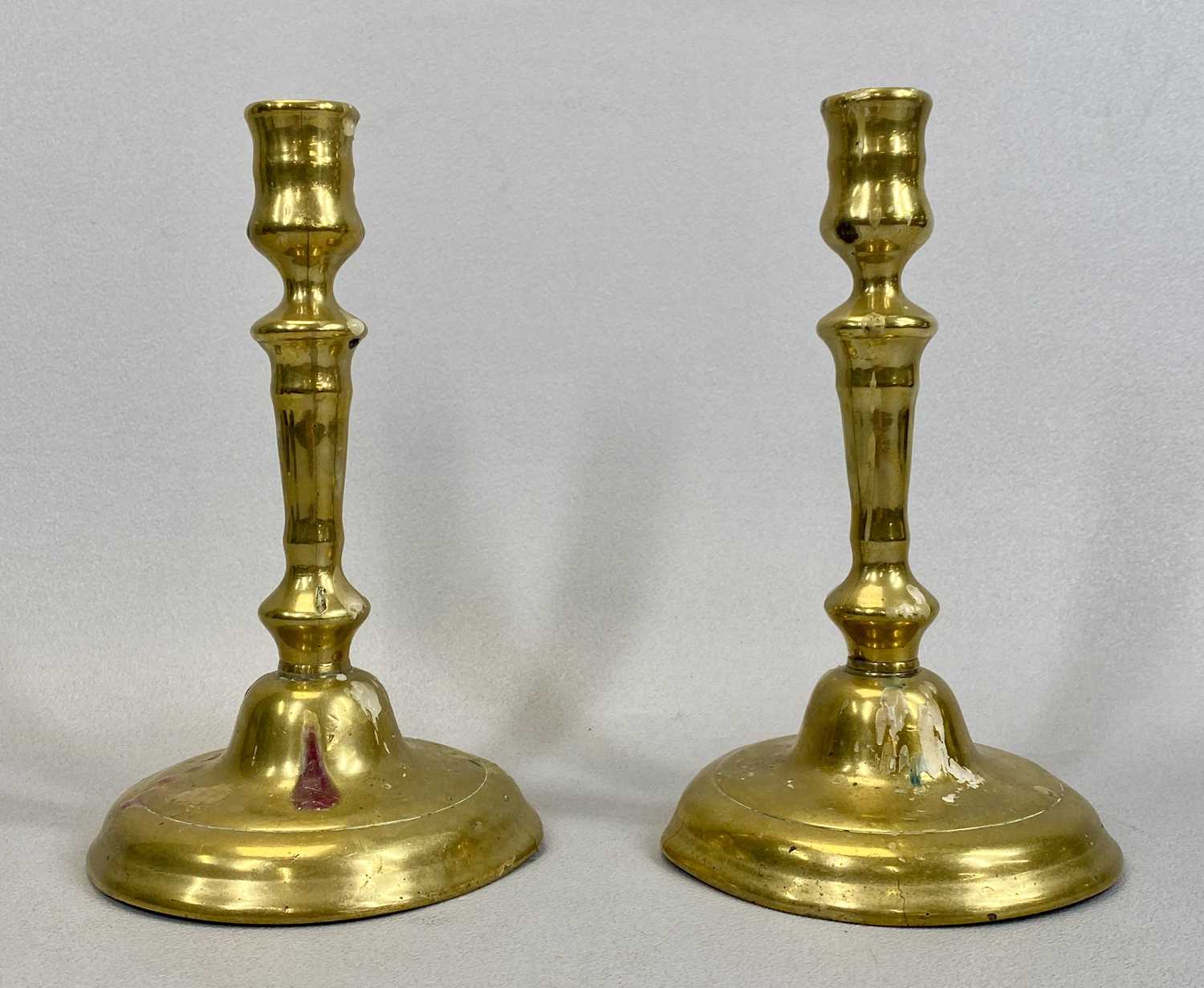 METAL WARE GROUP comprising (1) pair 18th Century brass candle sticks with broad circular bases - Image 2 of 6