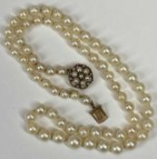 SINGLE STRAND GRADUATING CULTURED PEARL NECKLACE WITH 9CT GOLD CLASP, 68 individually hand knotted