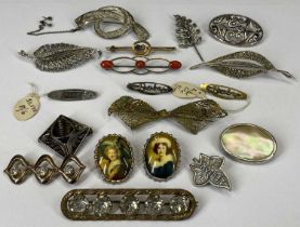 COLLECTION OF EIGHTEEN VARIOUS BROOCHES, to include 2 x silver baby brooches, gilt metal baby